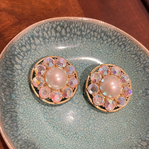 Carolee Pearl and Aurora Borealus Crystal Elegant Gold Clip On Earrings - Picture 11 of 12